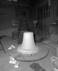 884674 Afbeelding van een gietmodel voor vermoedelijk een klok voor een van de kerktorens van de gemeente Utrecht, bij ...